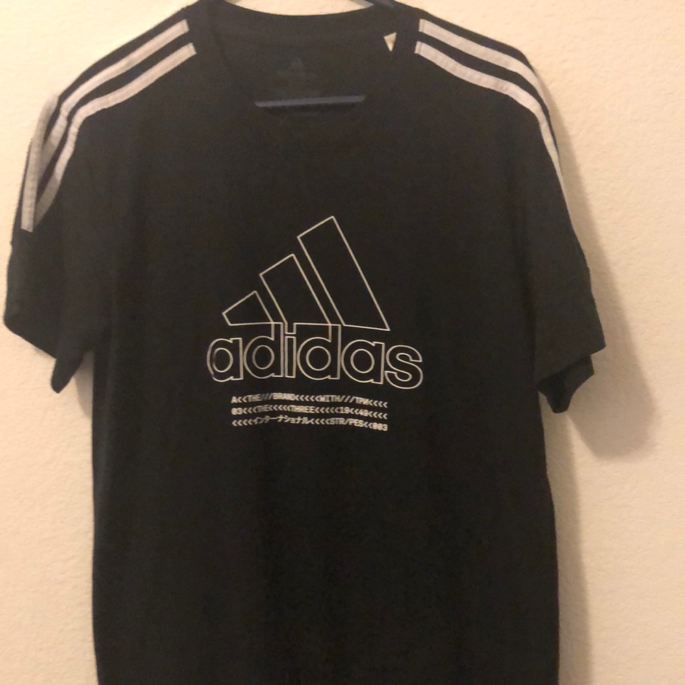 ADIDAS TEE SHIRT VERY NICE